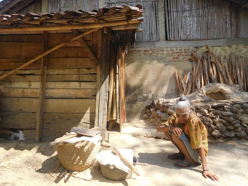 Seorang nenek di RTLH di Desa Sukolilo / Clakclik.com