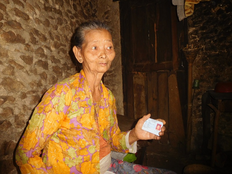 Seorang nenek di RTLH di Desa Sukolilo / Clakclik.com