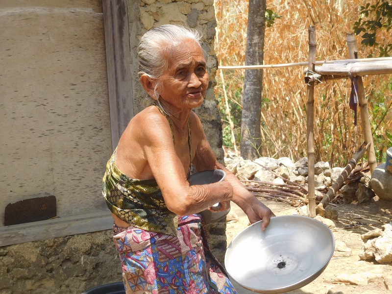 Mbah Patemi (91 tahun), warga Desa Sukolilo, Kec. Sukolilo, Pati / Clakclik.com, Minggu (20/10/2019)