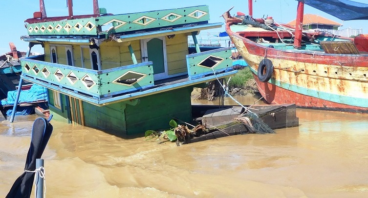 Kapal mangkrak di Sungai Juwana / Clakclik.com
