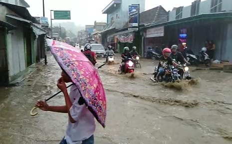 Banjir bandang menerjang jalan raya Pati-Purwodadi tepatnya di perempatan pasar Sukolilo, Sabtu (2/11/2019) / Istimewa