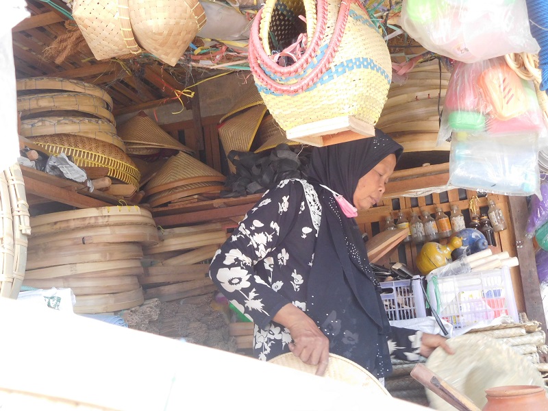 Jasinah (57 tahun) sedang menunggu kios alat rumah tangga tradisional di Pasar Gabus, Desa Gabus, Kec. Gabus, Pati, Minggu (6/10/2019)/Clakclik.com