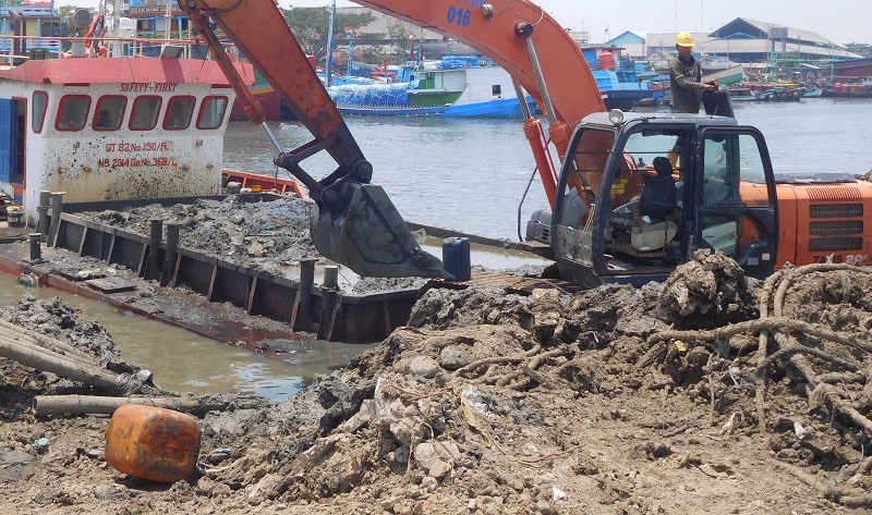Sejumlah alat berat sedang bekerja untuk proyek normalisasi Sungai Juwana di lokasi sebelah utara Desa Bendar, Senin (14/10/2019) / Dok. Jampisawan
