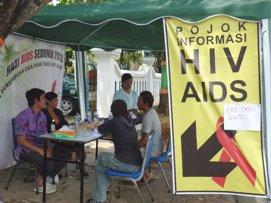 Sejumlah relawan membuka posko konsultasi HIV/AIDS di Pati / Clakclik.com