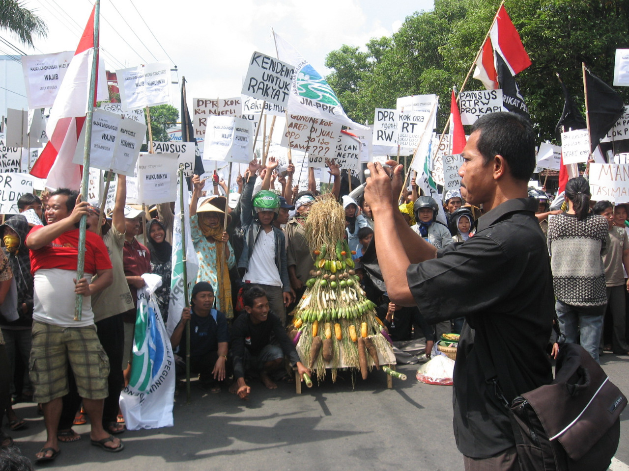 Sejumlah warga melakukan aksi demonstrasi di depan kantor DPRD Pati menolak Perda tentang Penataan Ruang (23/2/2011). Salah satu tugas DPRD adalah menampung aspirasi masyarakat dalam bentuk apapun termasuk aksi demonstrasi.