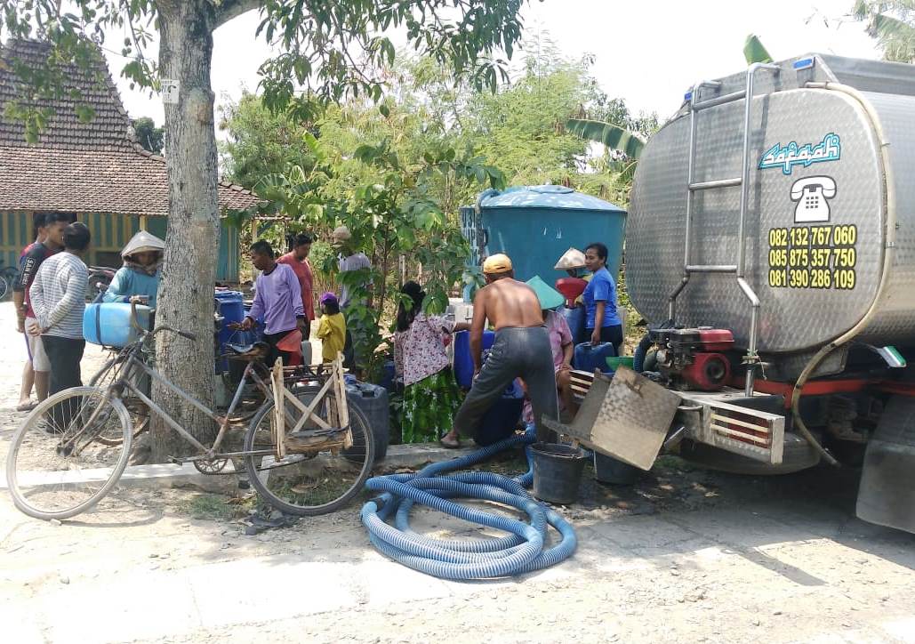 Warga Desa Gebang, Kecamatan Gabus, Kabupaten Pati, Jawa Tengah sedang antri mendapatkan air bersih. Pada Minggu (15/9/2019) Sekelompok orang yang tergabung dalam  Komunitas Pecinta Kucing mengirim bantuan air bersi di desa itu.