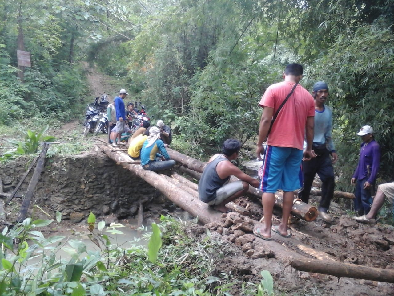 Warga bergotong royong melakukan perbaikan Jembatan Cabean beberapa waktu lalu/Istimewa