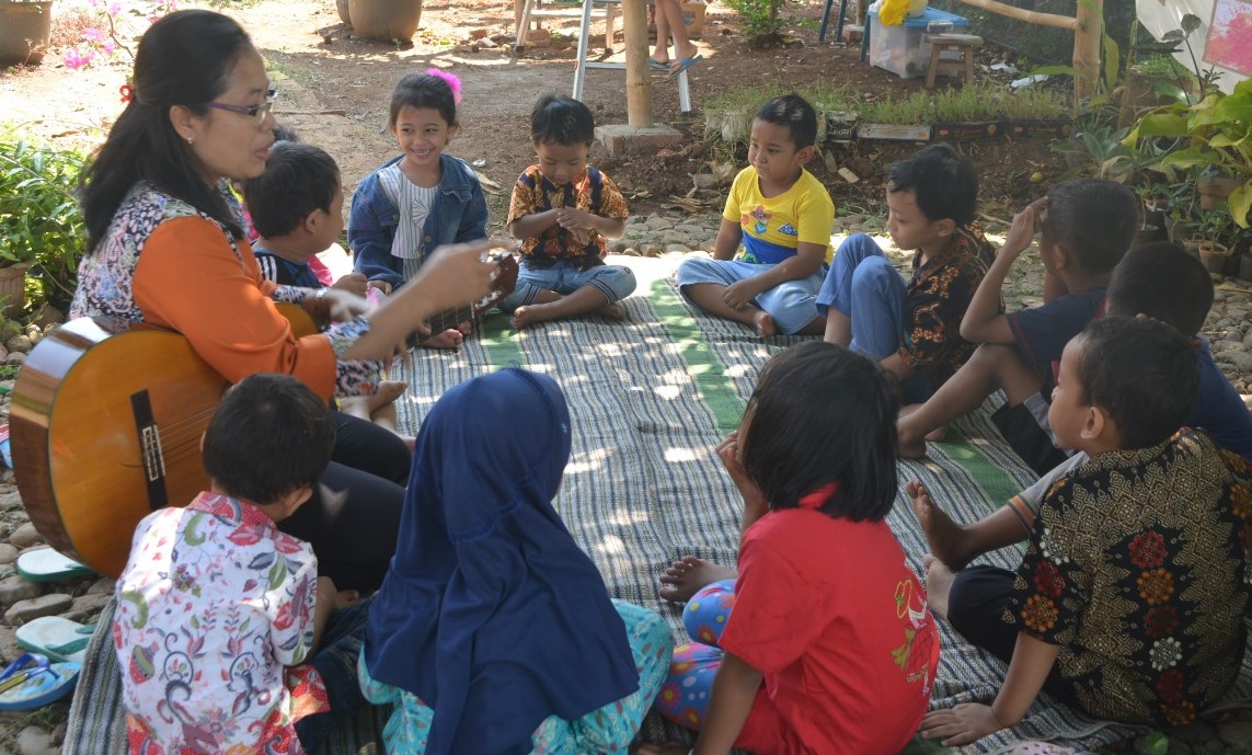 Anak-anak PAUD sedang belajar diluar ruangan ditemani guru pendamping / Dok. PUAD Joglo Pati