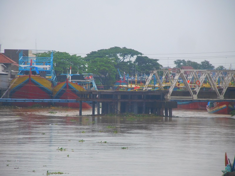 Penampakan parkir kapal di Sungai Juwana, 1 Januari 2023/Clakclik.com
