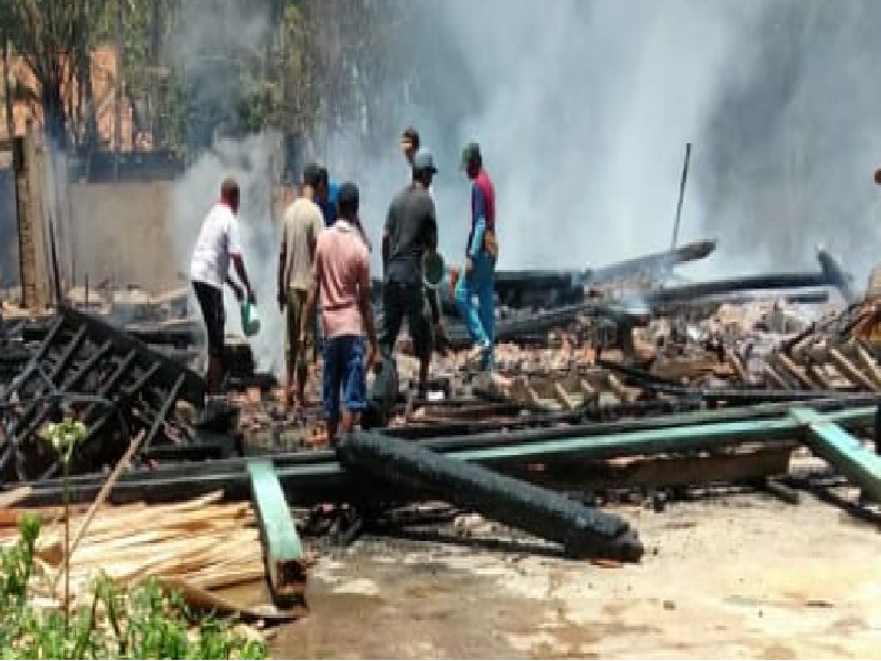 Warga berusaha memadamkan api yang membakar rumah di Desa Wateshaji, Kecamatan Pucakwangi, Pati, Rabu (6/11/2019) / Istimewa