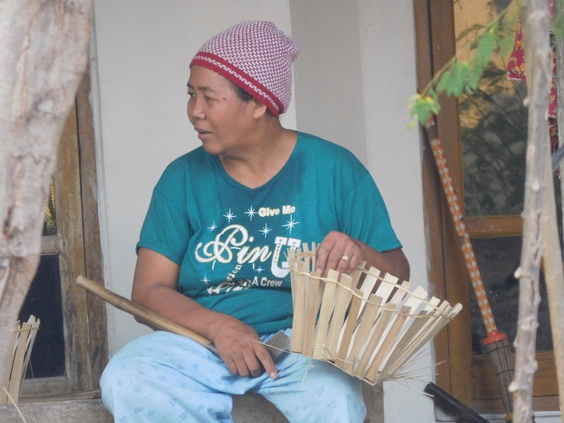 Perempuan menganyam di teras rumah bisa kita jumpai di Desa Pulorejo, Kecamatan Winong, Pati. Banyak perempuan mengisi waktu senggang dengan menganyam. Desa Pulorejo dikenal sebagai desa sentra anyaman bambu / Clakclik.com