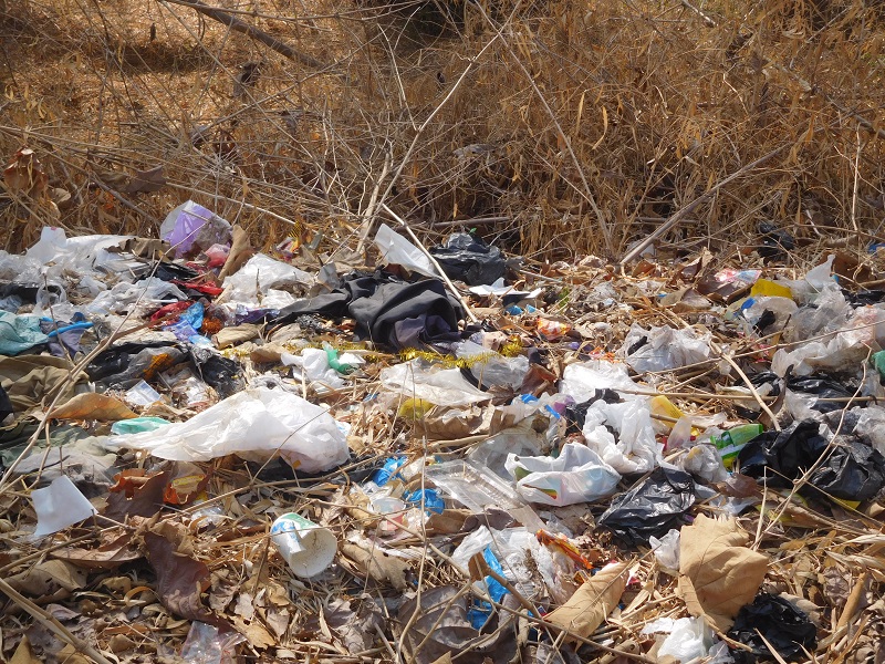 Sampah rumah tangga menumpuk ditepi sungai di tepi jalan tembus Pucakwangi - Winong, sebelah barat Desa Karangrejo / Clakclik.com, Selasa (15/10/2019)