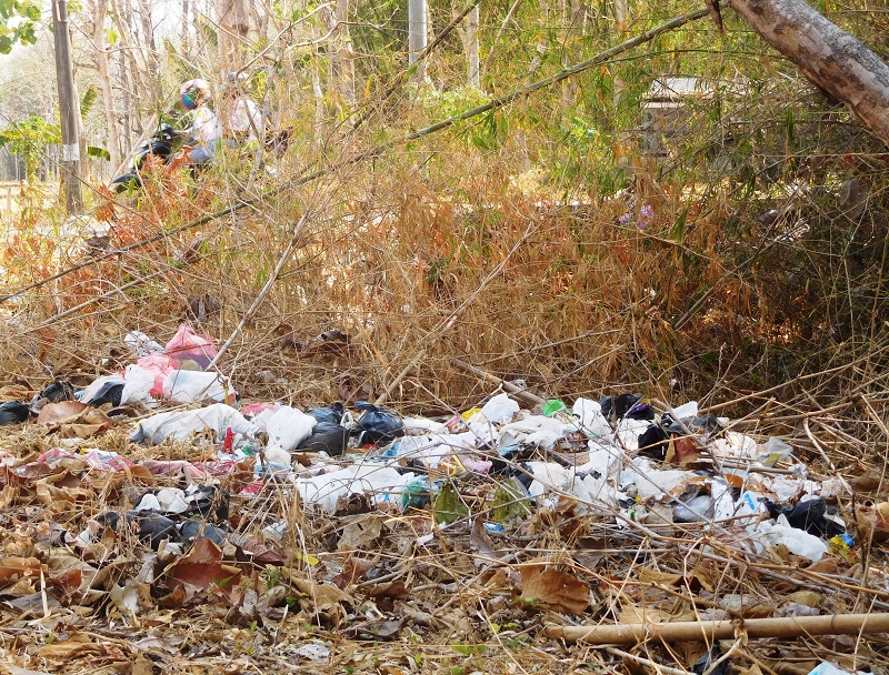 Sampah rumah tangga menumpuk ditepi sungai di tepi jalan tembus Pucakwangi - Winong, sebelah barat Desa Karangrejo / Clakclik.com, Selasa (15/10/2019)