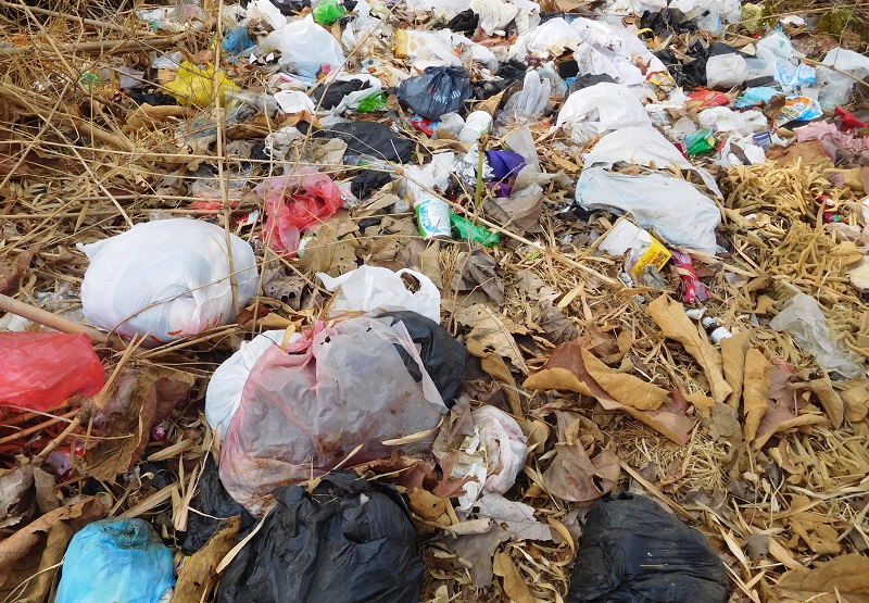 Sampah rumah tangga menumpuk ditepi sungai di tepi jalan tembus Pucakwangi - Winong, sebelah barat Desa Karangrejo / Clakclik.com, Selasa (15/10/2019)