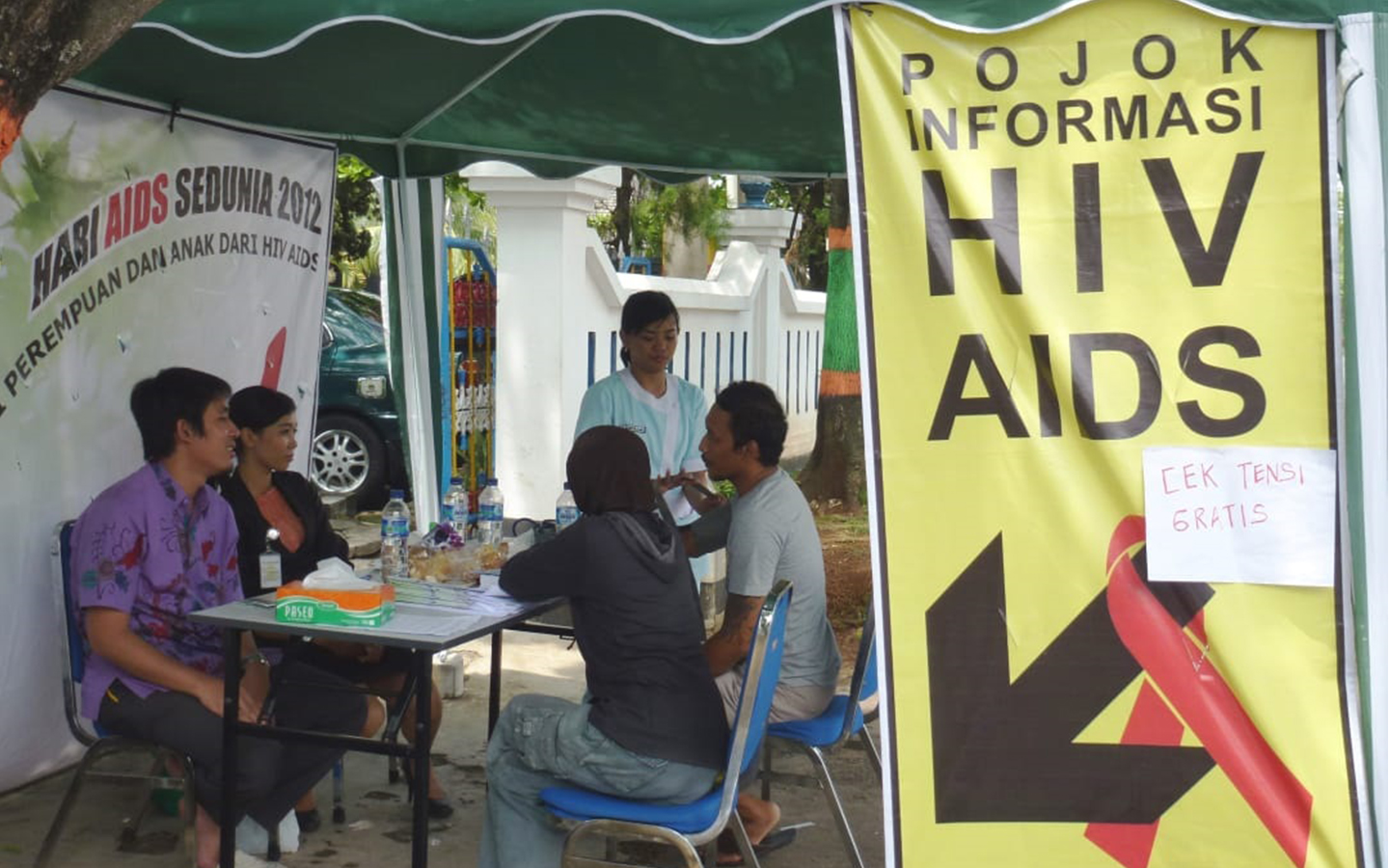 Sejumlah relawan membuka posko informasi seputar HIV-AIDS di sekitar terminal bus di Kabupaten Pati, Jawa Tengah (03/12/2012). 