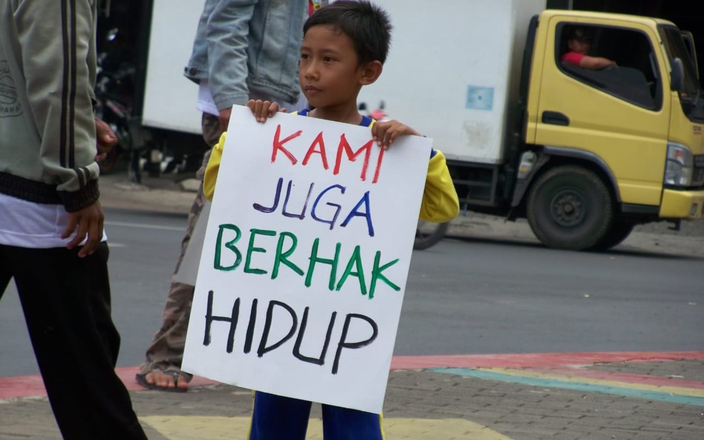 Seorang anak membentangkan poster bertuliskan “Kami Juga Berhak Hidup” dalam kegiatan aksi refleksi peringatan Hari AIDS se-Dunia yang dilaksanakan di alun-alun simpang lima Pati, Kabupaten Pati, Jawa Tengah (01/12/2012). 