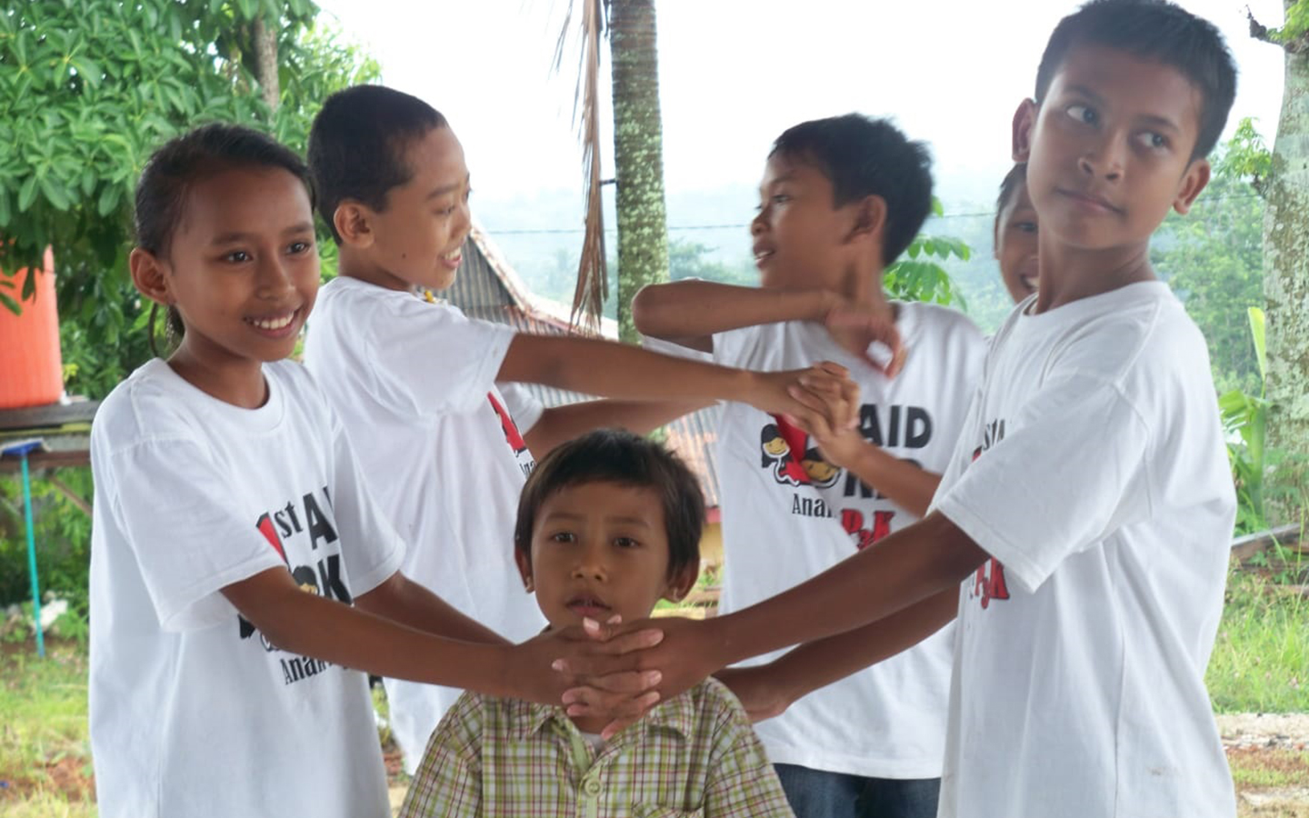 Anak-anak sedang bermain peran dalam pelatihan pertolongan pertama/Fist AID, difasilitasi oleh relawan dari Yayasan SHEEP Indonesia Jogjakarta. 