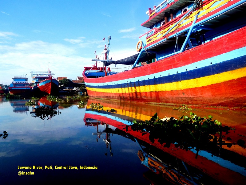Kapal parkir di Sungai Juwana, Minggu (29/12/2019) /  @insau-Clakclik.com