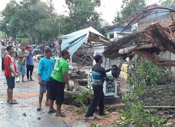 Warga dan petugas memotong pohon tumbang akibat angin lisusu di Desa Wegil, Sukolilo, Pati, Kamis (31/10/2019) / FB Gundala, Istimewa