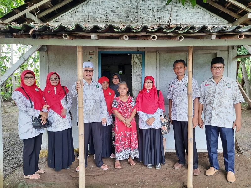 Tim PGSI Pati bersama Ketua PGSI Jateng berkunjung di rumah Mbah Tiwi, Jumat (21/2/2020) / Istimewa