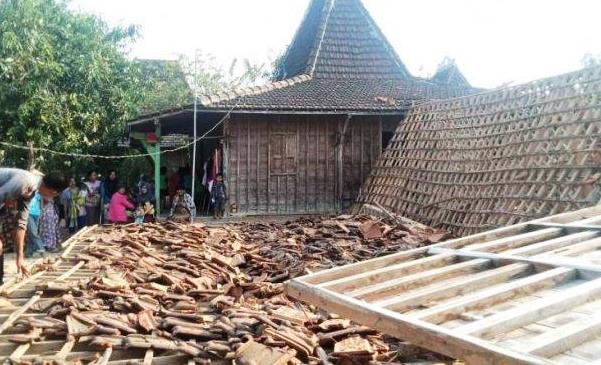 Sebuah rumah di Desa Tanjungsekar, Kecamatan Pucakwangi, Kabupaten Pati roboh diterjang puting beliung, Rabu (23/10/2019)./ Istimewa