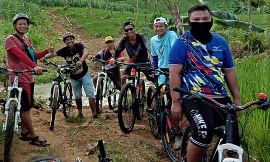 Para penghoby sepeda sedang berpose saat touring di kawasan Kendeng / Facebook Windarto Susianto