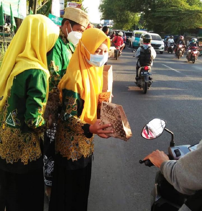 Berbagi takjil / Dok. LAZISNU Pucakwangi