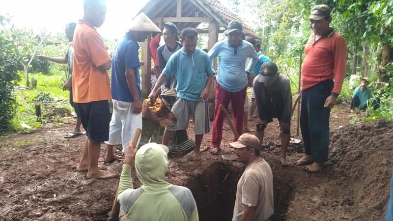 Warga desa beda agama bergotong royong menggali kubur untuk warga yang meninggal dunia di Desa Karangsari, Cluwak, Pati / FB Karangsari Informasi