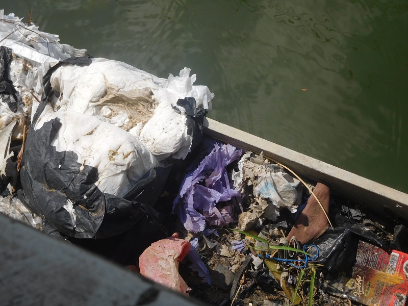Sampah di Jembatan Ngantru, Kamis (29/7/2021) / Clakclik.com