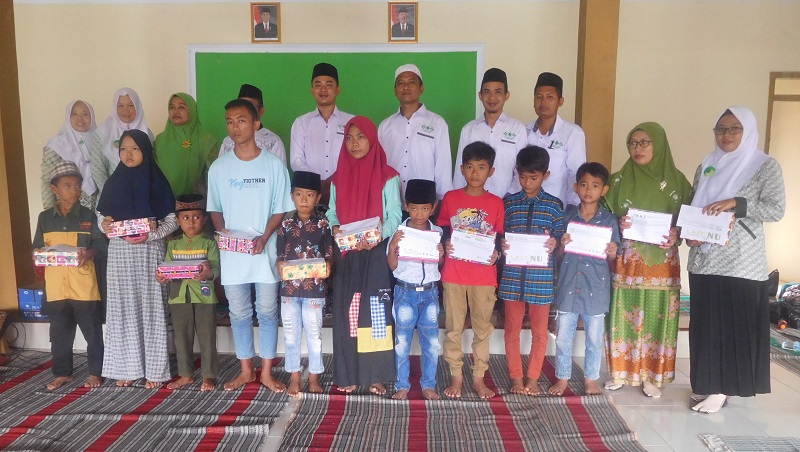 Anak-anak penerima santunan pendidikan LAZISNU Pucakwangi foto bersama pengurus LAZISNU, Muslimat dan Fatayat , Jum'at (27/12/2019) / Clakclik.com