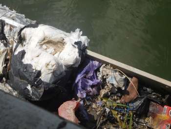 Penampakan sampah popok bayi di jembatan Sampang, Tondomulyo, Pati / Dok. Jampisawan